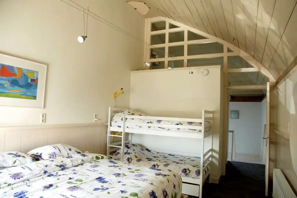 Das Familienzimmer verfügt über ein Etagenbett und ein Doppelbett. Dieses Bett kann leicht in zwei Einzelbetten umgewandelt werden.