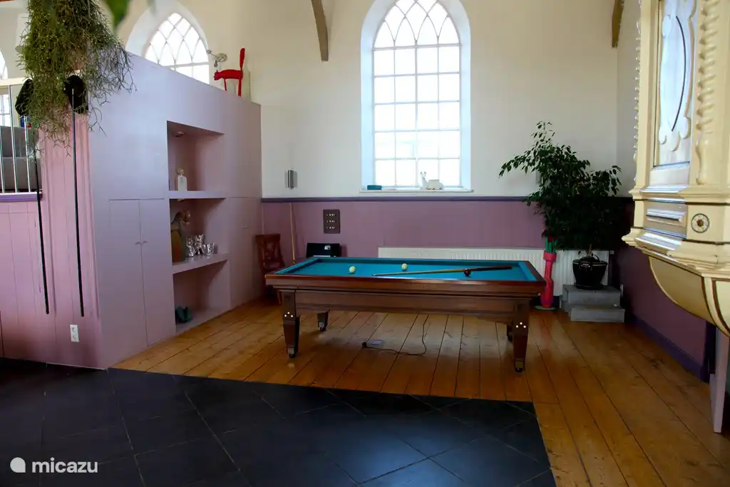 Ein klassischer, gepflegter Billardtisch (kein Pool) lädt zu einem lustigen Wettkampf ein. Wer weiß, wie man die Bälle am besten schlägt?