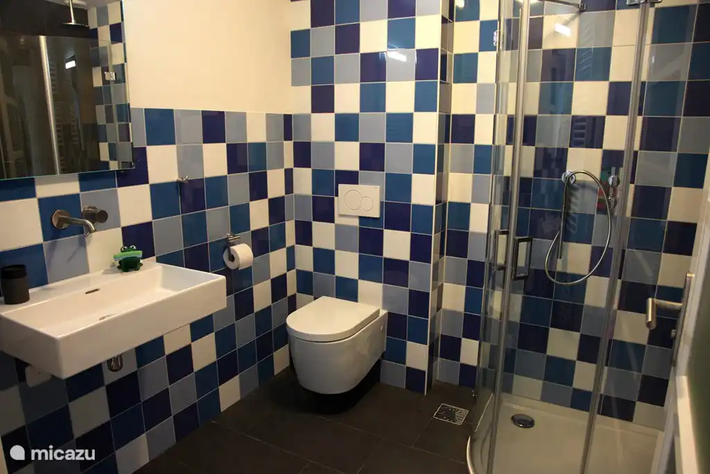 An das blaue Badezimmer grenzt ein geräumiges Schlafzimmer mit Doppelbett und Etagenbett.
Das Doppelbett kann in zwei hervorragende Einzelbetten umgewandelt werden.