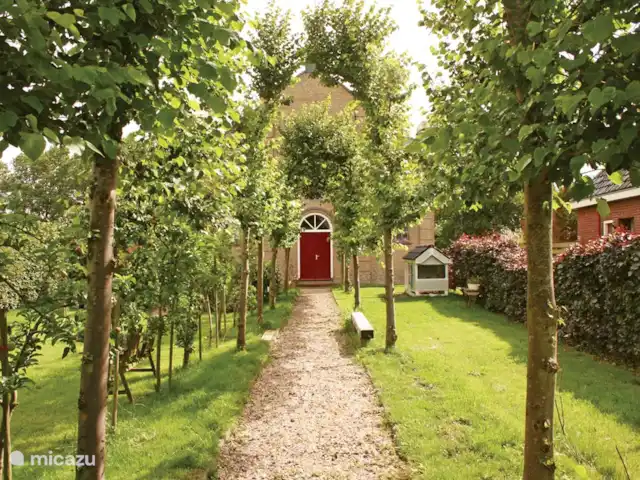 Grieta de Van Dam en Países Bajos, Frise, Oosterbierum - casa vacacional El amplio jardín tiene árboles frutales y arbustos de bayas. En medio, varias terrazas y una gran barbacoa.