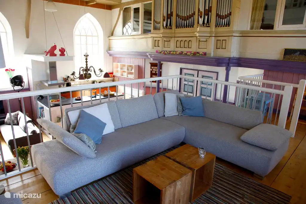 Entspannen Sie sich auf der Couch und schauen Sie sich einen guten Film oder ein Sportmatch an – das ist im Ferienhaus De Kraak von Van Dam möglich.