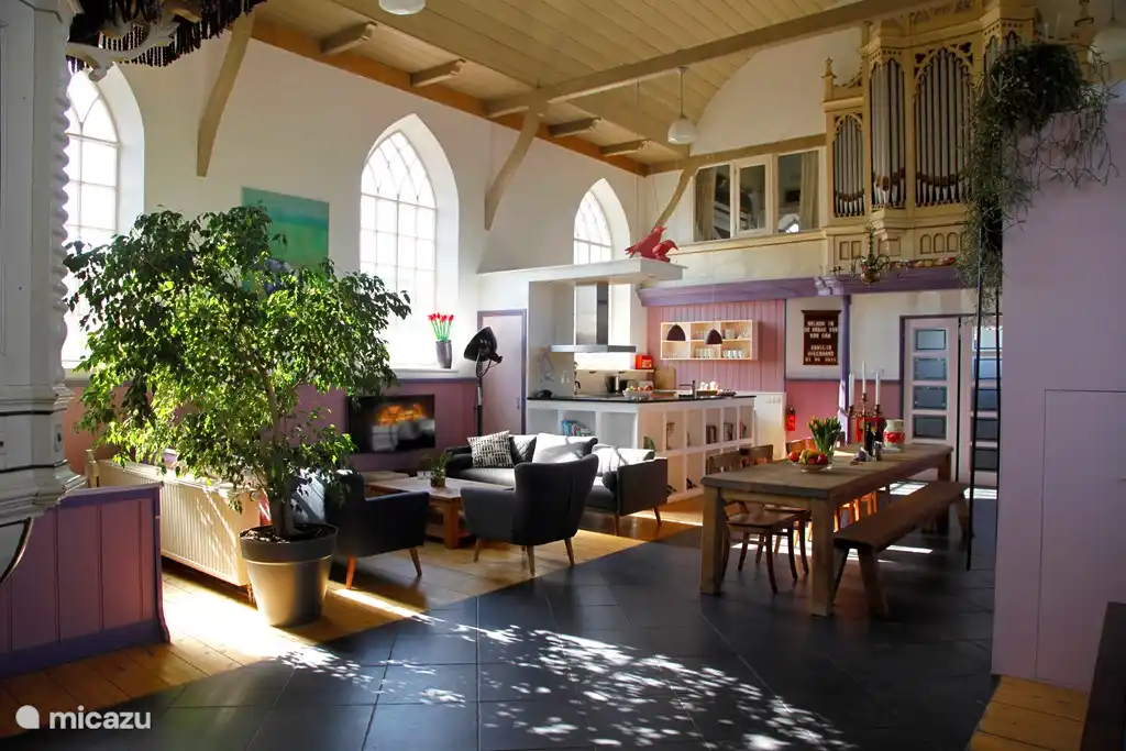 Im Wohnzimmer gibt es zwei gemütliche Sitzecken.