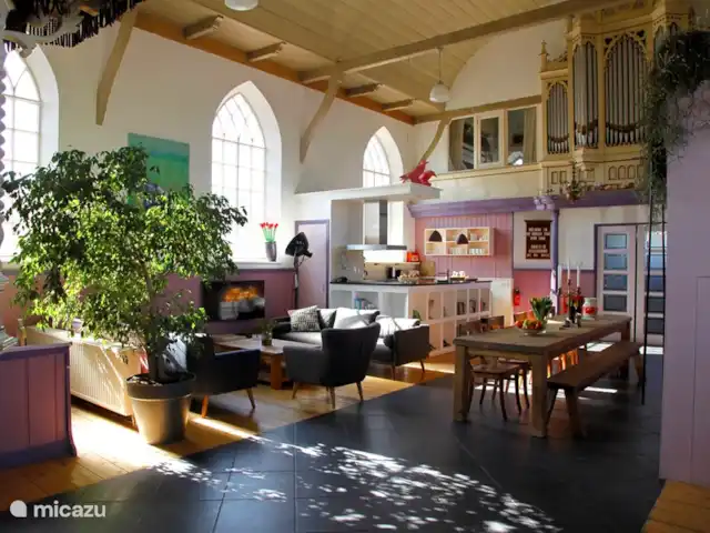 Grieta de Van Dam en Países Bajos, Frise, Oosterbierum - casa vacacional Hay dos acogedoras áreas de estar en la sala de estar.