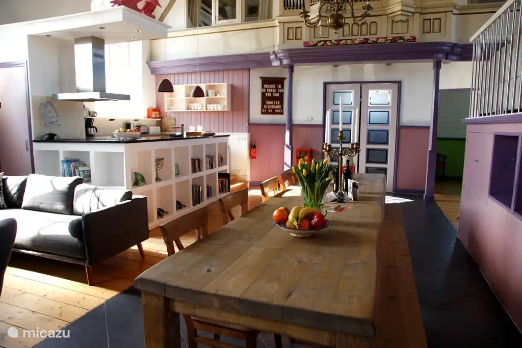 Ein über 3,5 Meter langer alter Weintisch bietet Familien- und Freundesgruppen Platz, um gemeinsam ein köstliches Essen zu genießen.