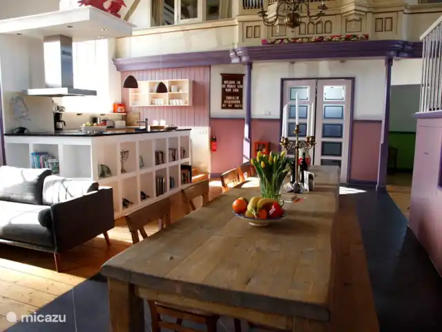 Grieta de Van Dam en Países Bajos, Frise, Oosterbierum - casa vacacional Una antigua mesa de vinos de más de 3,5 metros de largo ofrece espacio a familiares y amigos para disfrutar juntos de una deliciosa comida.