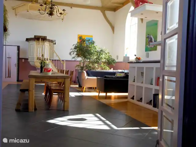 Grieta de Van Dam en Países Bajos, Frise, Oosterbierum - casa vacacional En la iglesia navideña De Kraak van Van Dam, una antigua mesa de vino tiene capacidad para más de trece personas. Cenas entre el púlpito y el órgano.