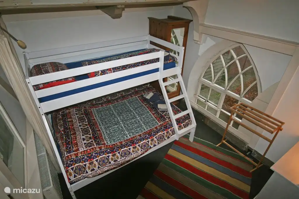 Schlafzimmer mit Etagenbett. 90 cm und 140 cm.