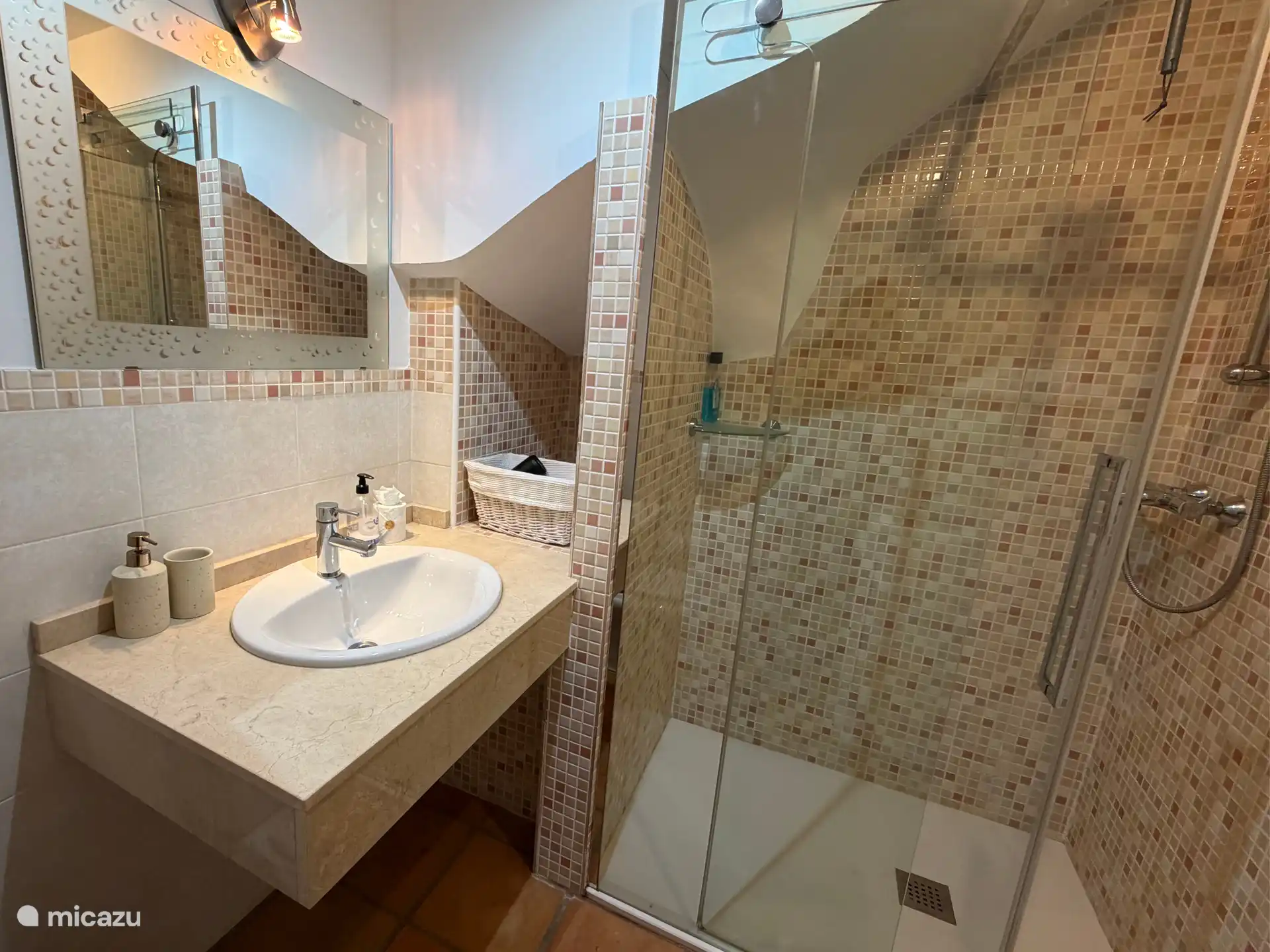 Baño con ducha en la planta baja