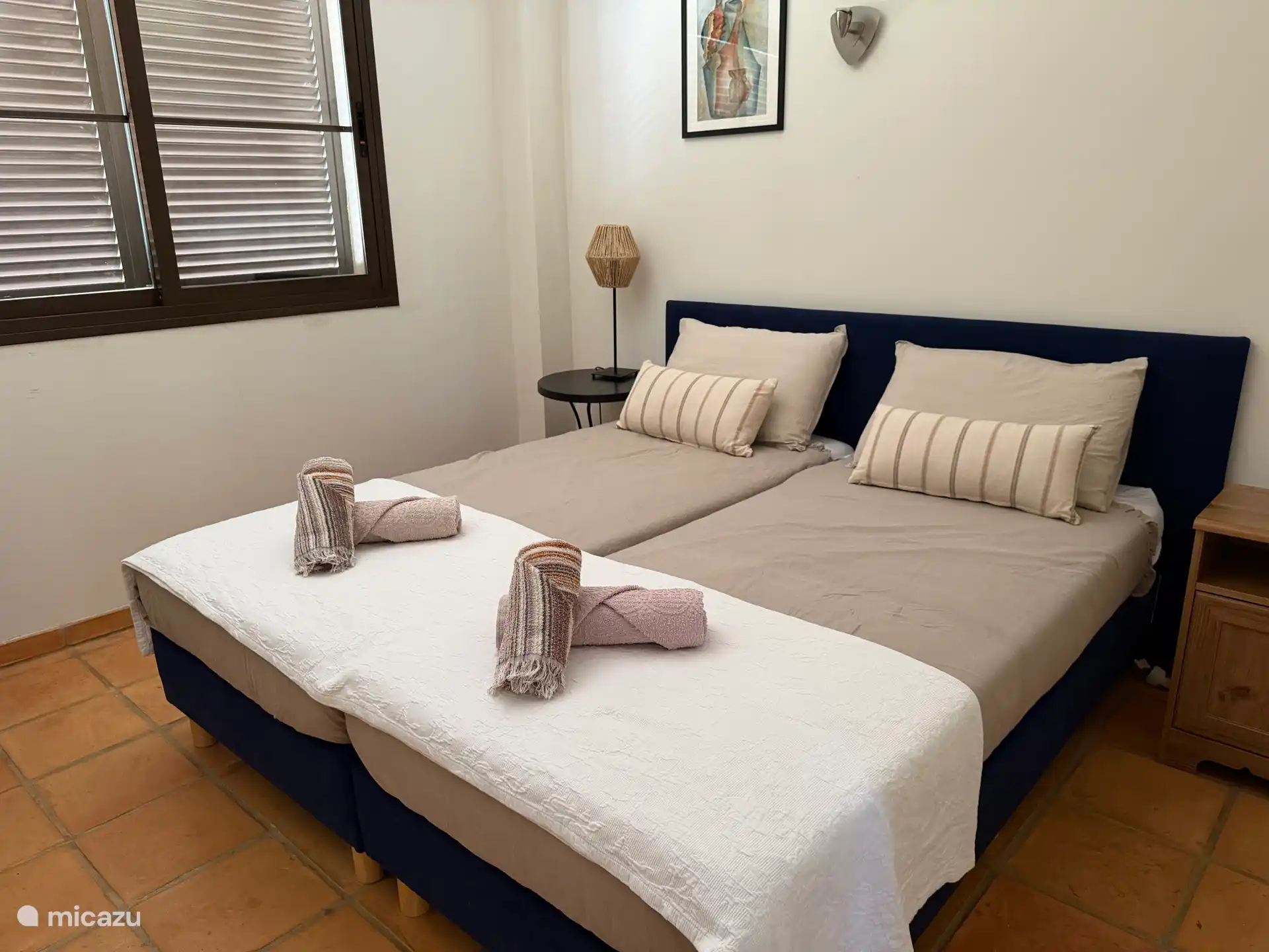 Dormitorio de invitados con 2 cajas de salto en la planta de arriba, junto al baño privado.