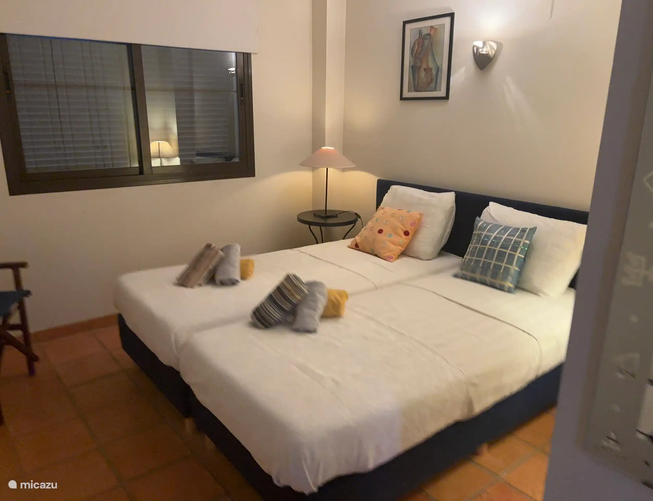 Chambre d’amis avec deux caisses à l’étage à côté de la salle de bain privée.