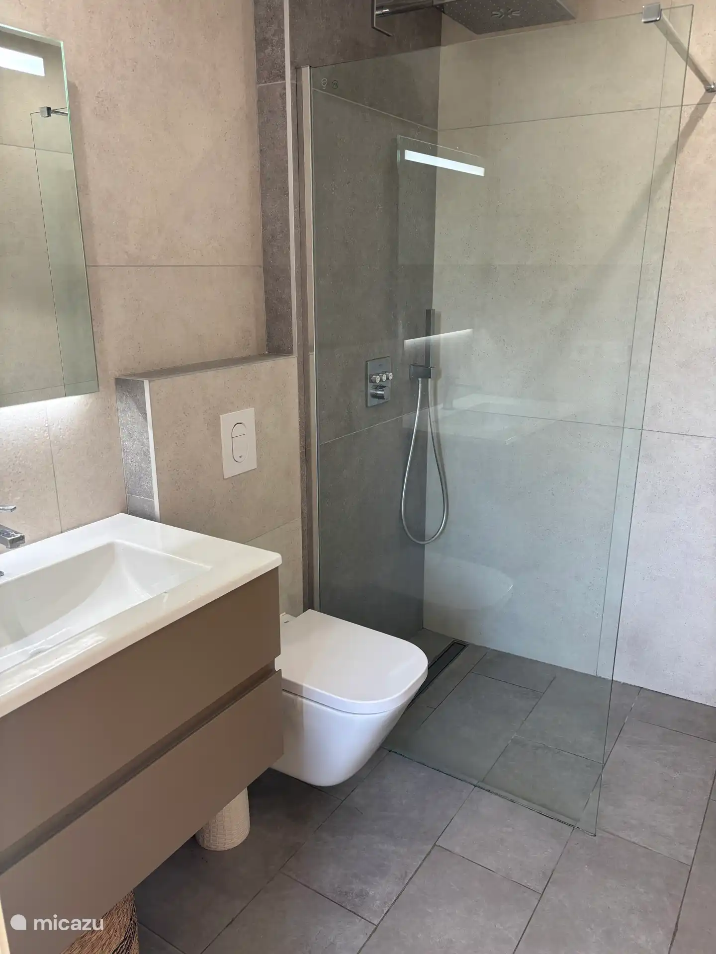 Salle de bain avec salle de bain privée suite suite