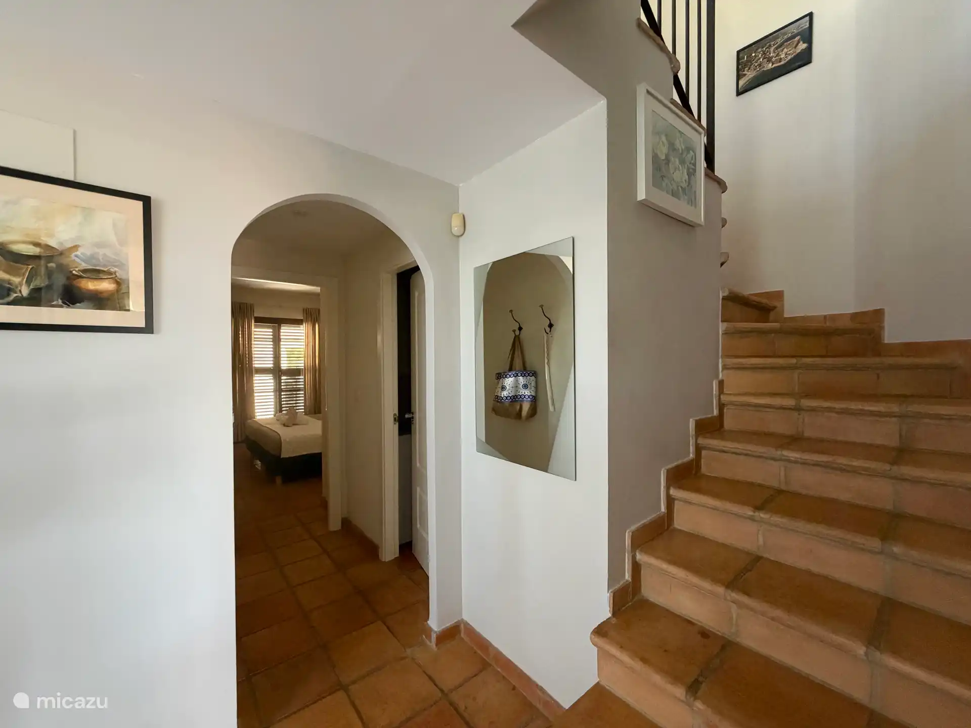 Abajo, con la puerta del dormitorio y la puerta del baño de abajo.