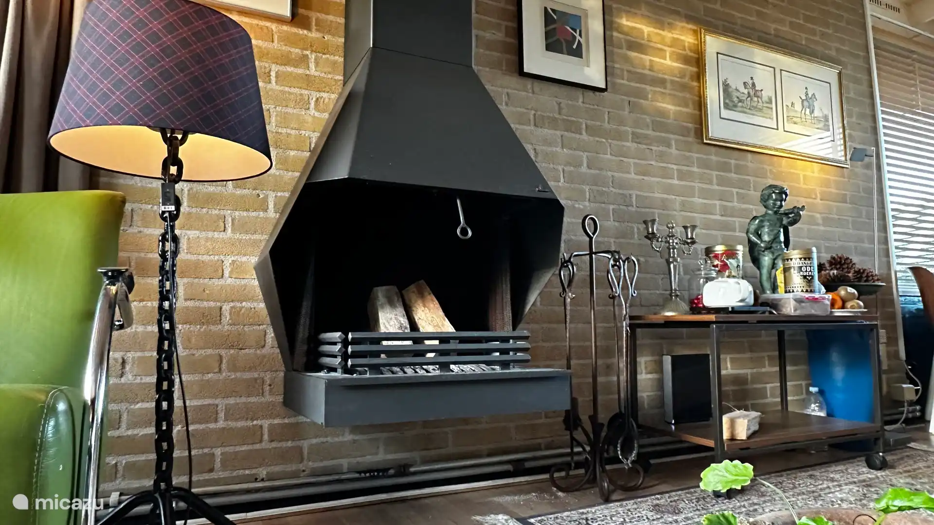 Ein gutes Glas Wein am Kamin (Holz). Spaß vom Feinsten!