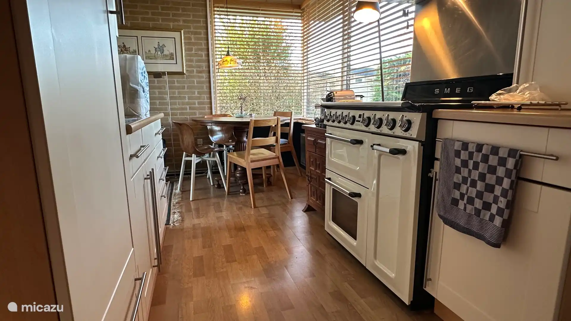 Die voll ausgestattete Küche, voll ausgestattet. 