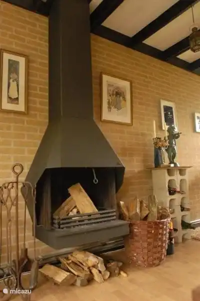 Et quand il fait plus froid, procurez-vous des bûches à Albert Heijn (6 km) et profitez des flammes de cette cheminée.