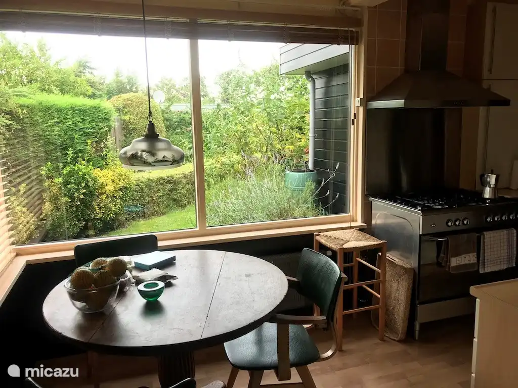 La salle à manger près de la cuisine est également entourée de fenêtres et se trouve près de la cheminée. Donc aussi agréable quand il fait froid dehors.