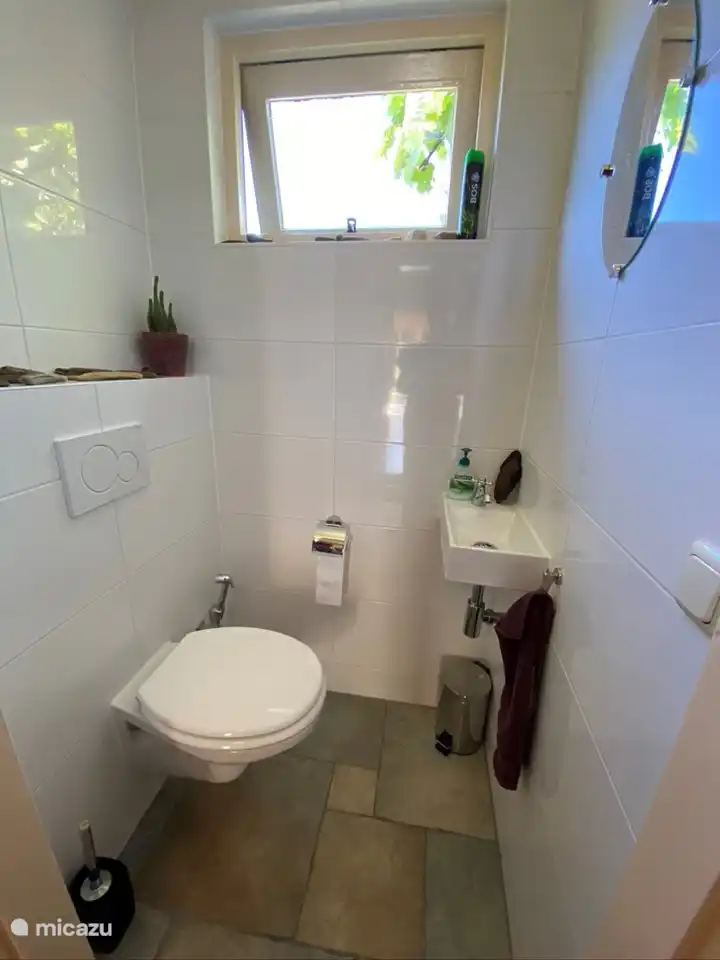 Un WC séparé avec WC douche. Rénové en 2015 !