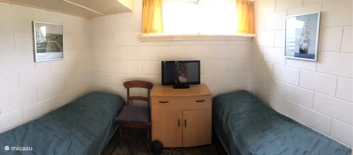 La deuxième chambre avec deux lits simples.