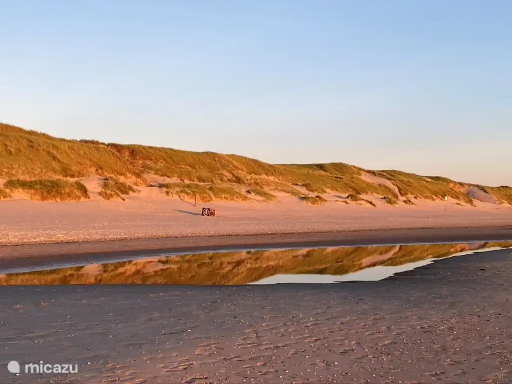 Plage St. Maartenszee. Et puis cette paix .. Juste à gauche ou à droite et il n'y a plus de touristes ..... Il y a aussi une plage nudiste à environ un kilomètre sur la plage (à droite).