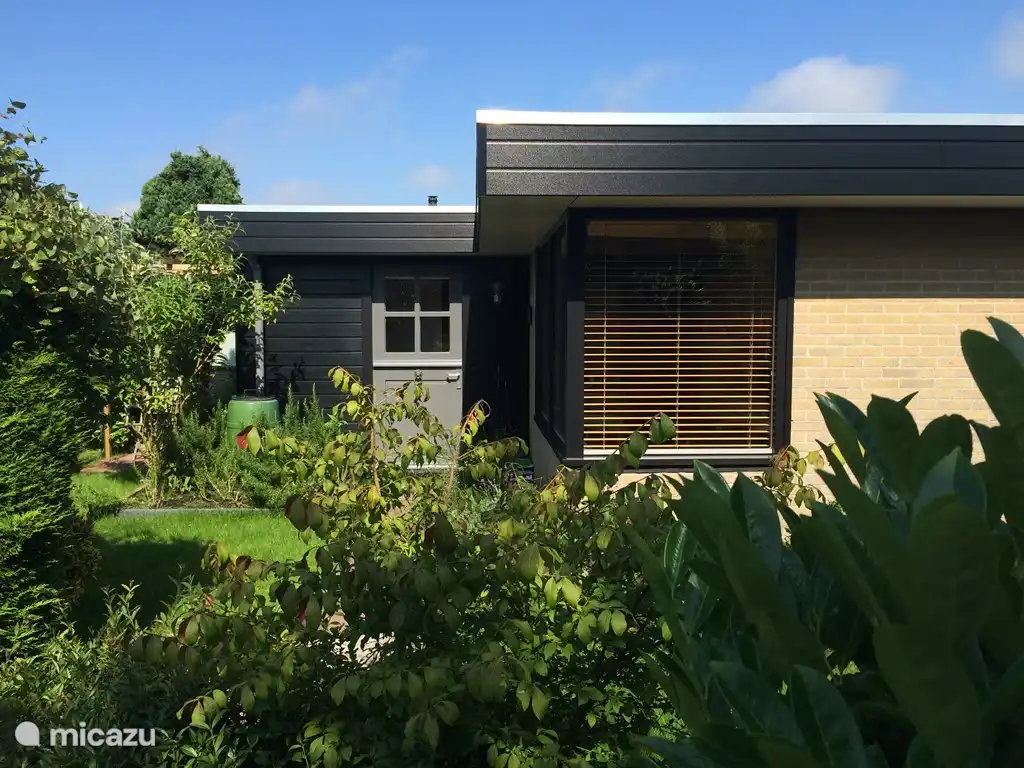 Entrée Pondok Sonang. À votre arrivée, la maison dégage la liberté. Il est situé à l’angle de la rue et n’offre pas de vue sur les jardins des voisins.