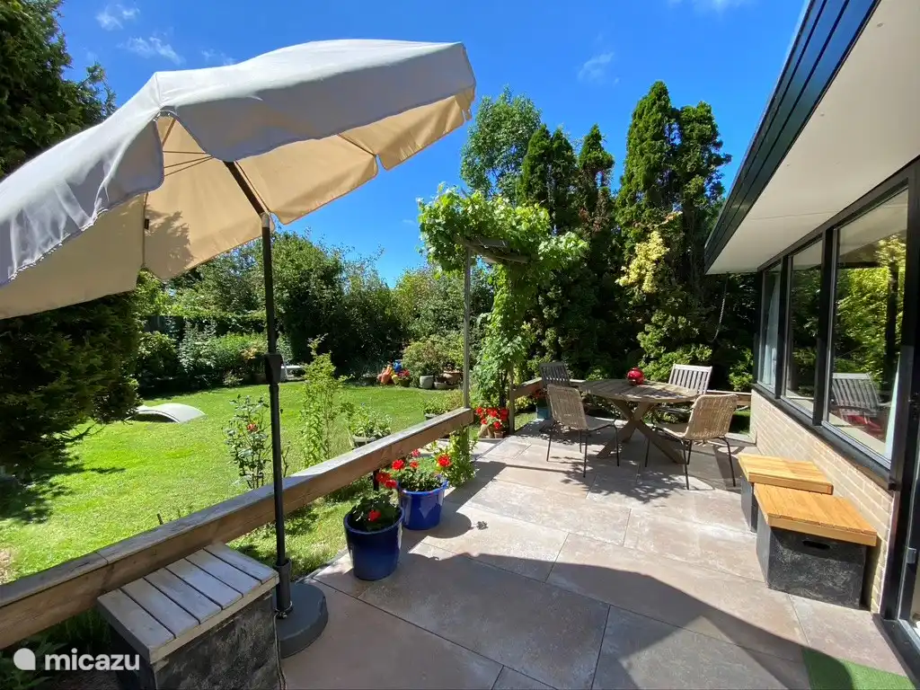 Terrasse orientée au sud. Petit-déjeuner le matin, déjeuner l’après-midi, et si vous ne dînez pas au bar de plage, c’est merveilleux d’y séjourner.