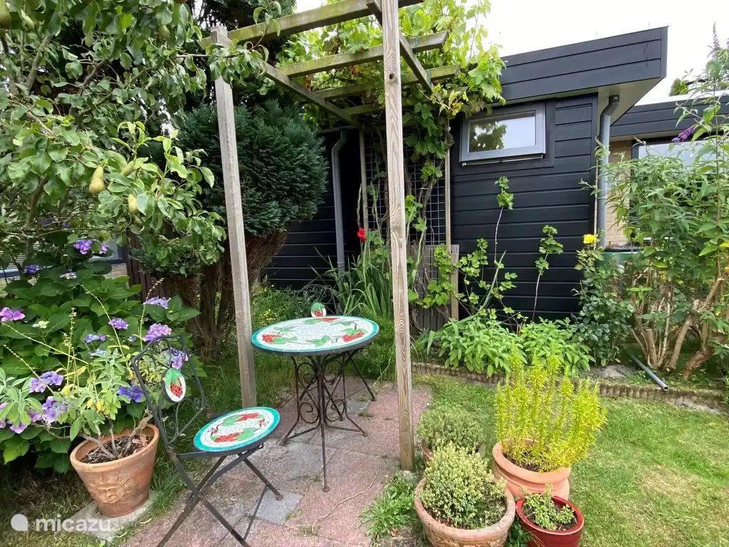 La terrasse dans le jardin est parfaite pour le soleil du soir. Assis entre les herbes, profitant des dernières heures