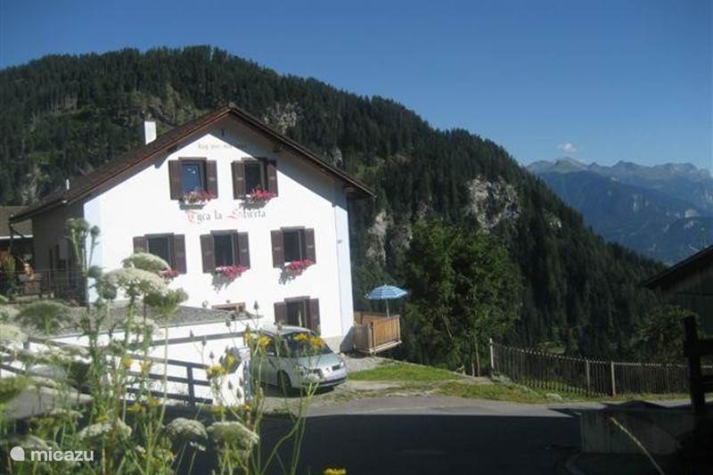 Vakantiehuis Zwitserland, Graubünden, Scheid Vakantiehuis Tgea La Stierta (huis in de bocht)