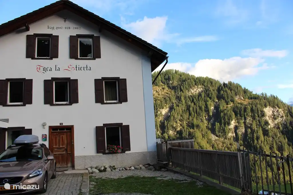 Blick von der ruhigen Dorfstraße