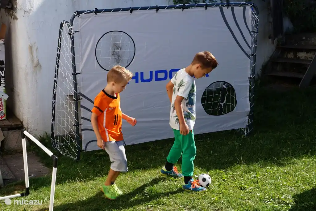 Im Garten können Sie Fußball spielen und ein größerer Fußballplatz befindet sich auf dem Schulhof, nur wenige Gehminuten vom Haus entfernt