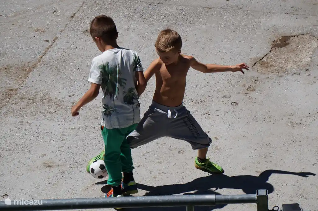 oder einfach nur Fußball spielen auf dem Bauernhof....