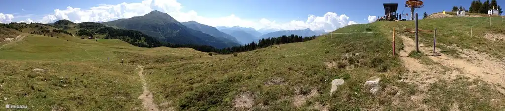 In 5 Autominuten erreichen Sie Feldis, wo Sie im Sommer mit dem Lift in phantastische Höhen gelangen.