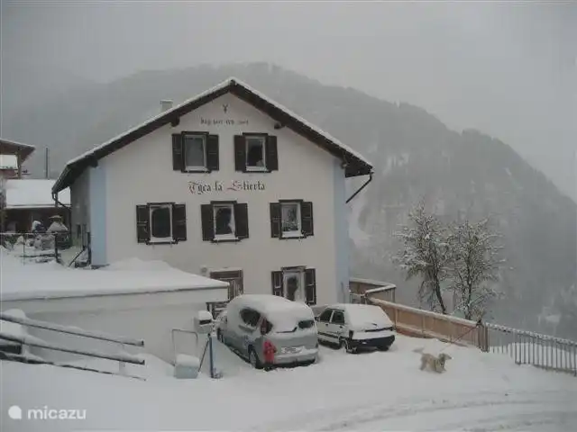 Dieses Haus ist der ideale Ort für eine wunderbare Familie Skiurlaub. Große, gut ausgestattet und in der Nähe des Ski-Feldis.
Die schöne Aussicht vom Haus ist anders und jeder Augenblick macht Sie fühlen sich als Teil einer Postkarte.