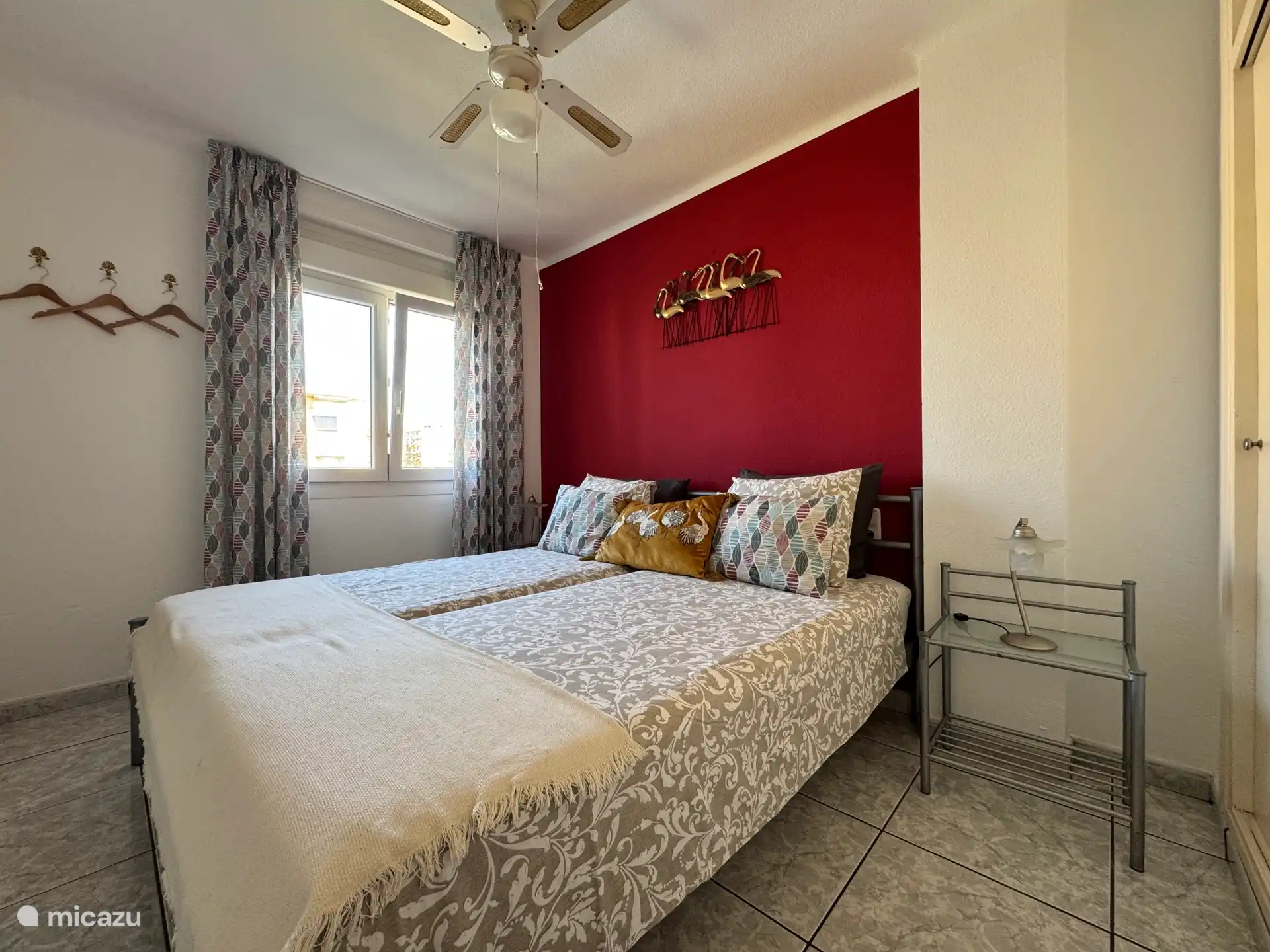 das gemütliche Schlafzimmer mit Deckenventilator