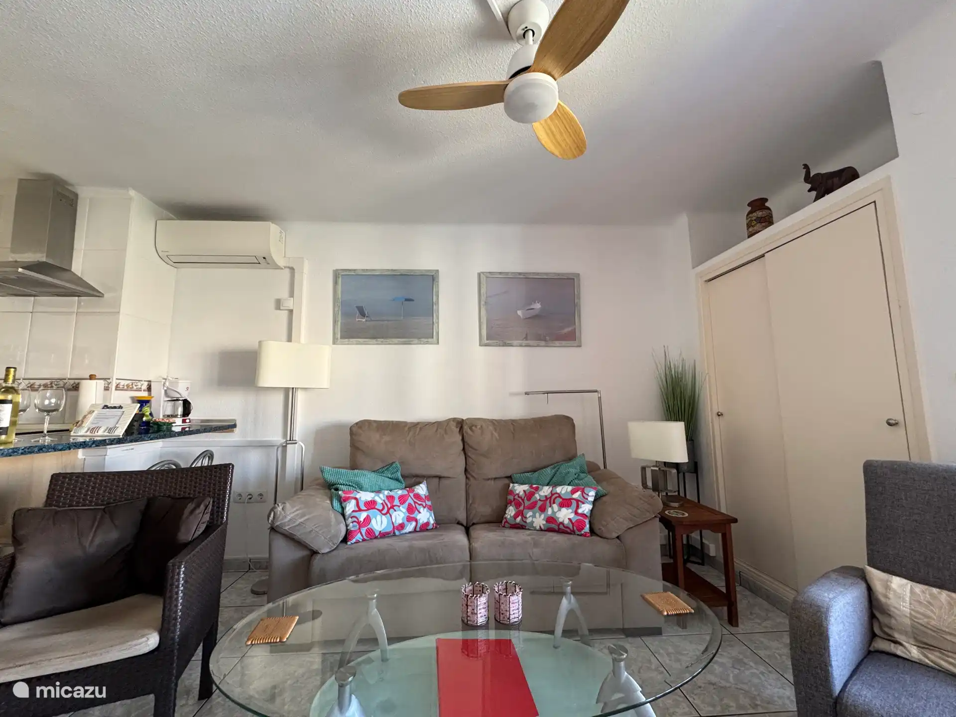 Wohnzimmer mit offener Küche