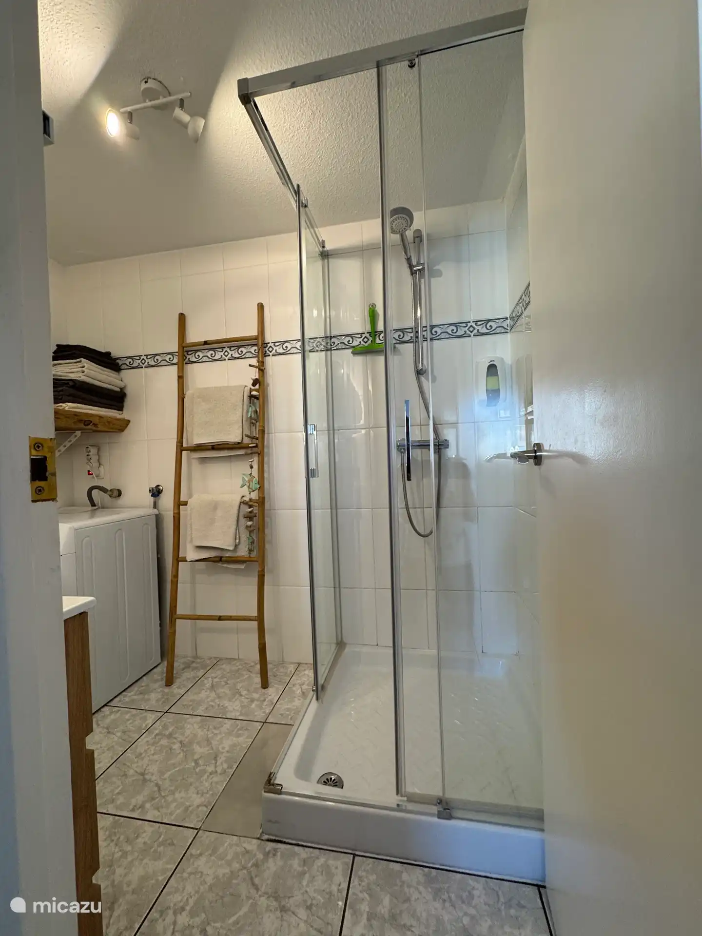 Das frische, moderne Badezimmer