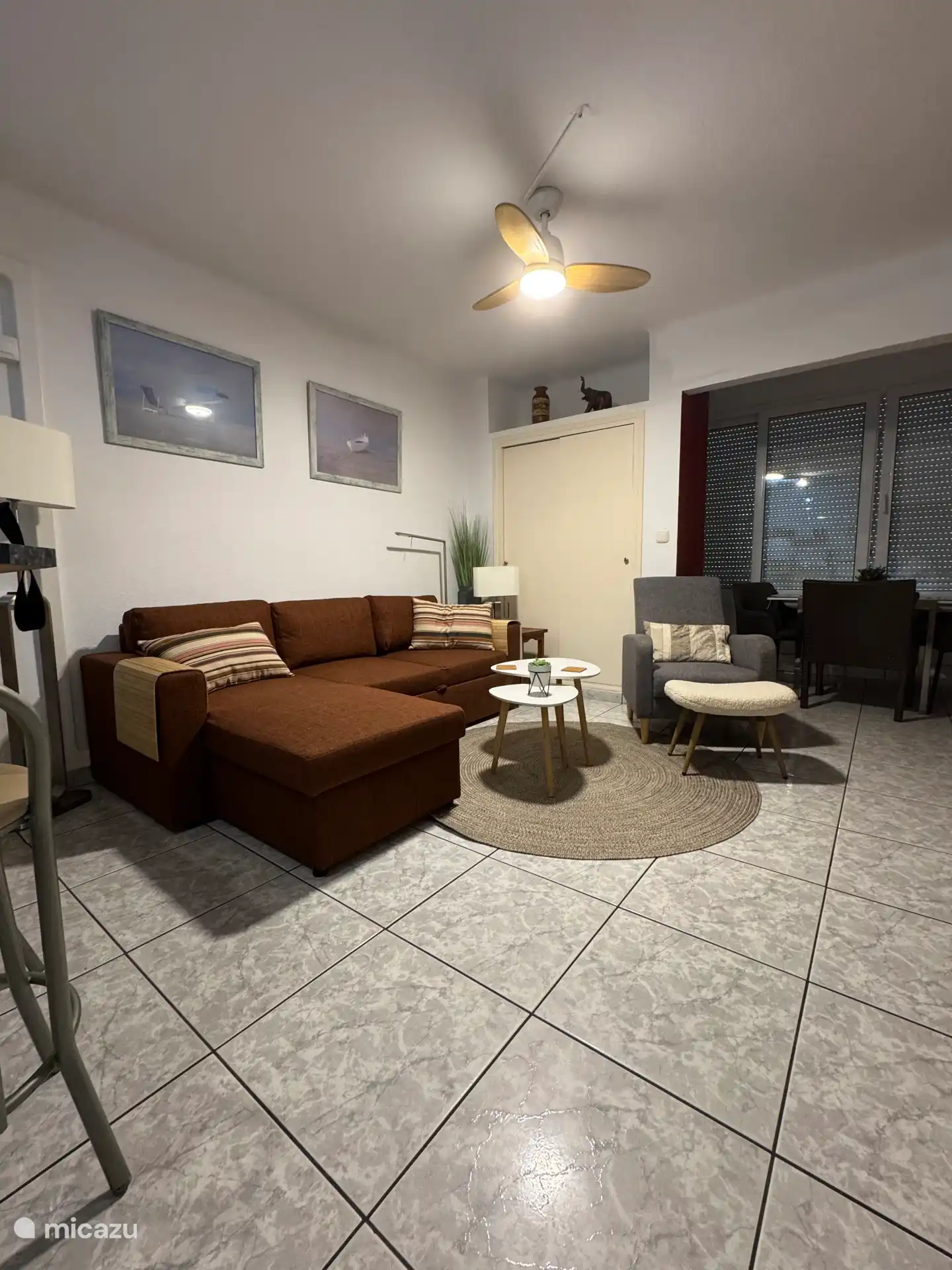 De ruime gezellige living met lounge bank. En een heerlijk voetensteuntje bij de fauteuil. 