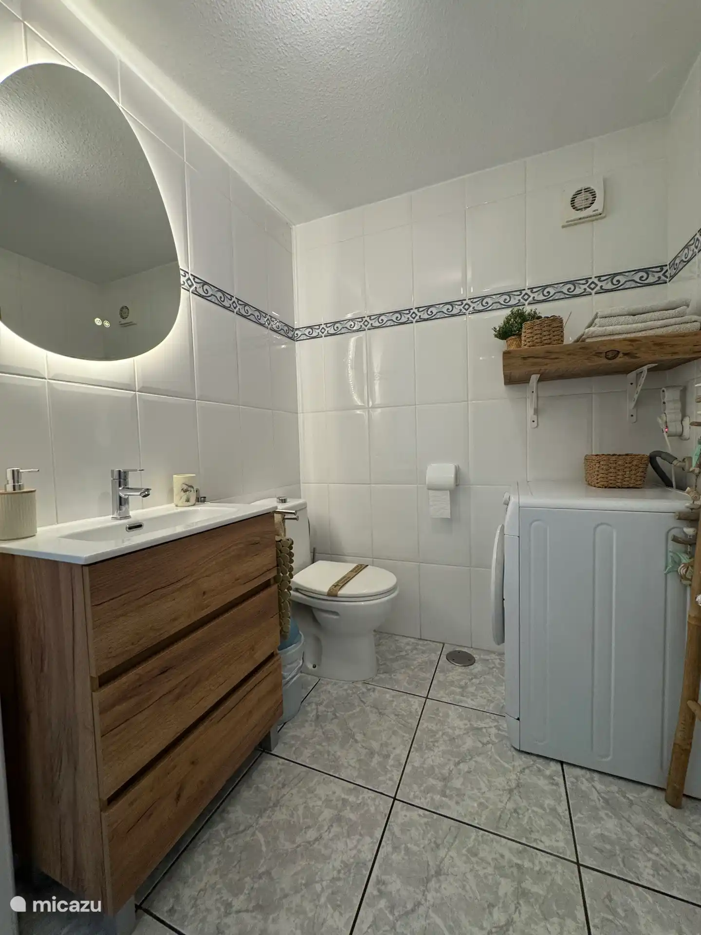 Das schöne Badezimmer mit Waschmaschine