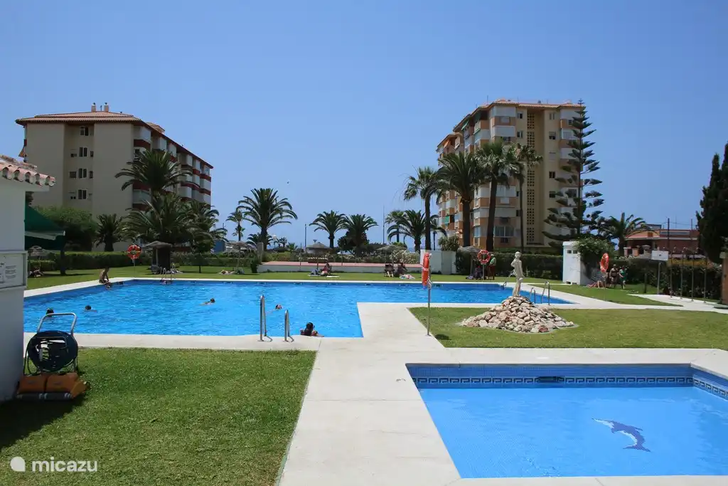 Großer Pool mit Kinderbecken. Rettungsschwimmer überwacht