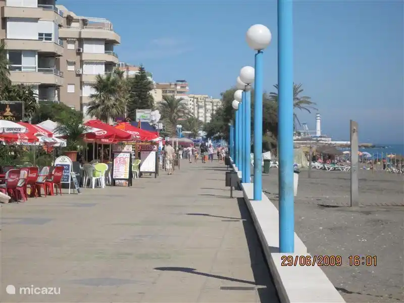 Packen Sie Ihre SLIPPERS ABER! Sonne, Meer, Kultur, Cafés, Einkaufsmöglichkeiten. WIFI Präsenz sett! In nur 45 km vom Flughafen Malaga.
Große geräumige Wohnung mit 1 Schlafzimmer. Docking Station. TV, DVD, Stereoanlage vorhanden. Bettwäsche inkl.! Gemeinschafts-Pool und Tennisplätze. 50 Meter vom Strand und der Promenade. Catering in unmittelbarer Nähe. Leckeres Mittagessen auf der Terrasse. 10 km von Nerja. Mehr als 1 Stunde von Granada (Alhambra), Skifahren und Cordoba. Profitieren Sie jetzt