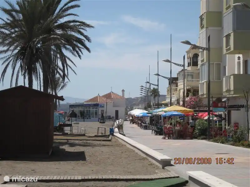 Strand von Torrox Costa. Restaurants und Bars sind zu Fuß erreichbar. Außerhalb der Saison eröffnet!