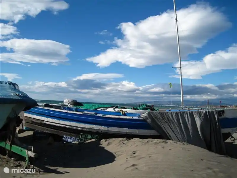 Fischerboote am Strand.