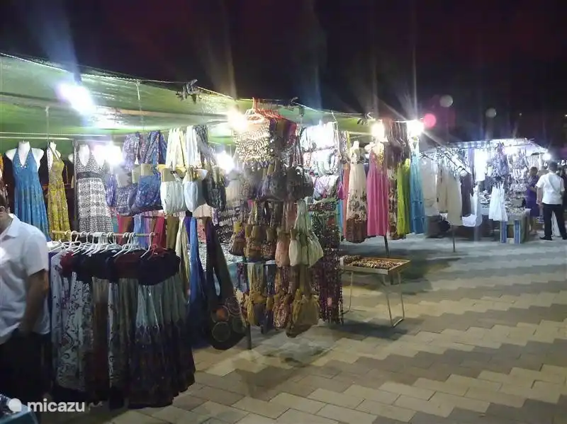 Evening angenehmen Spaziergang entlang der Promenade entlang der Stände.