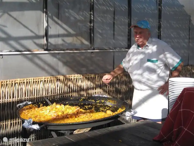 Die Paella wird frisch zubereitet.