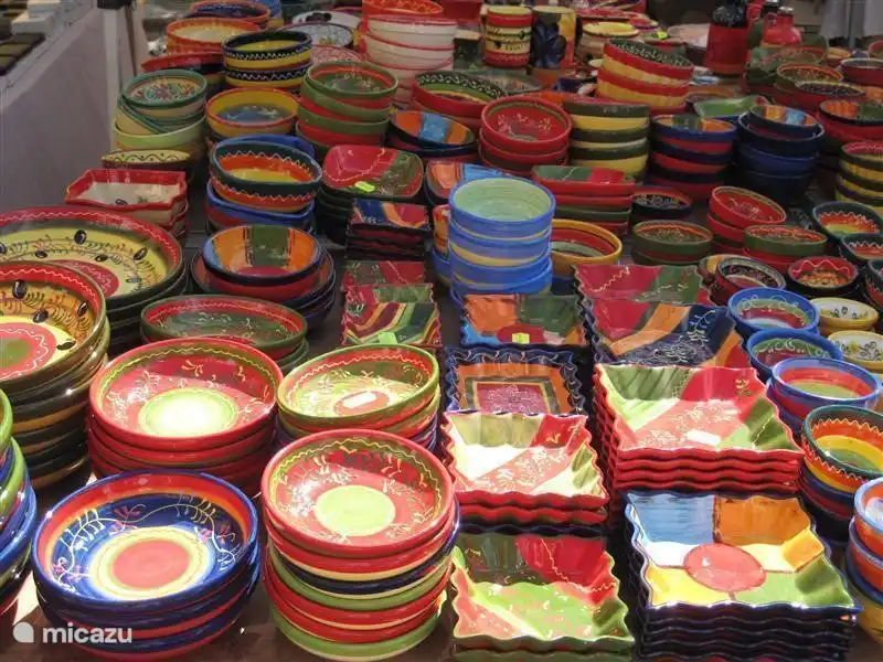 gemütlich in dem großen Markt in Torrox Costa. Keramik, frisches Obst und Gemüse, Kleidung, etc. Jeden Montag.