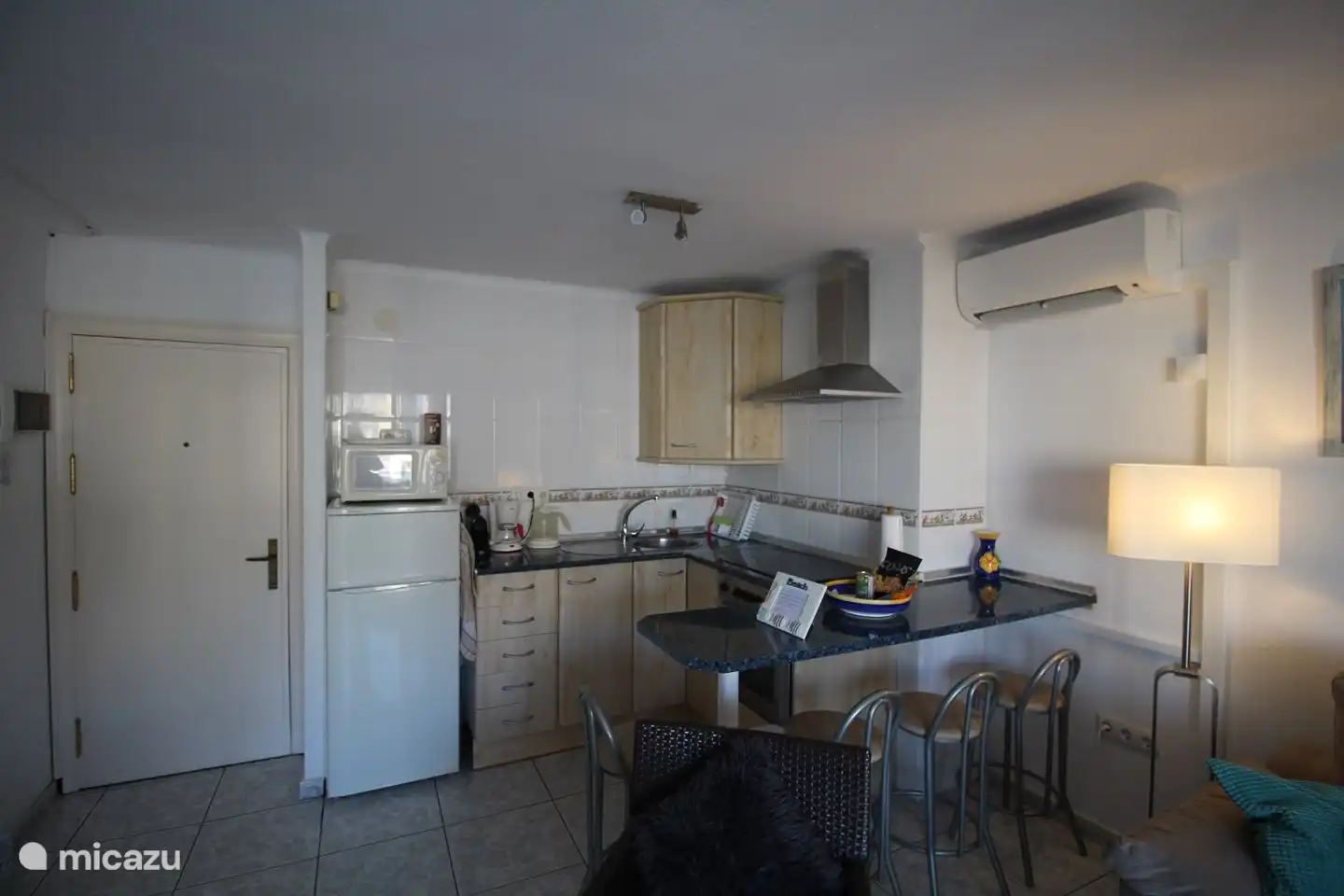 Die gut ausgestattete Küche, mit Haustür