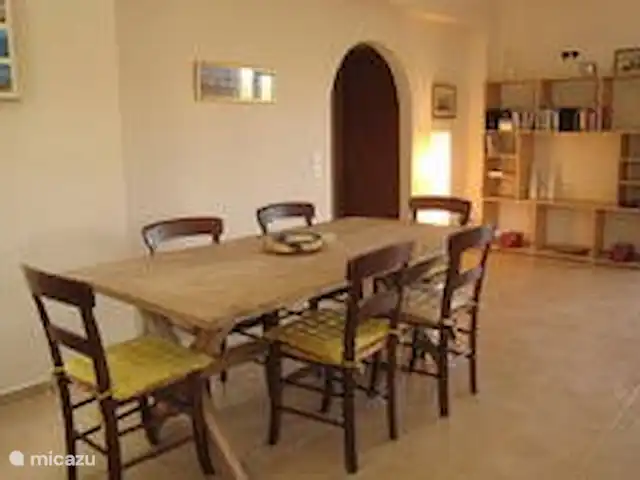 Villa Éléonore | Grèce, Crète, Prinès - villa Partie de séjour avec table à manger et bibliothèque. A côté de la voûte, accès aux 2 chambres et salle de bain.