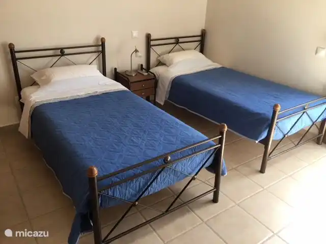 Villa Éléonore | Grèce, Crète, Prinès - villa 2ème chambre, 2x lits simples. Peut être assemblé. Air climatisé et portes-fenêtres donnant sur l'extérieur.
