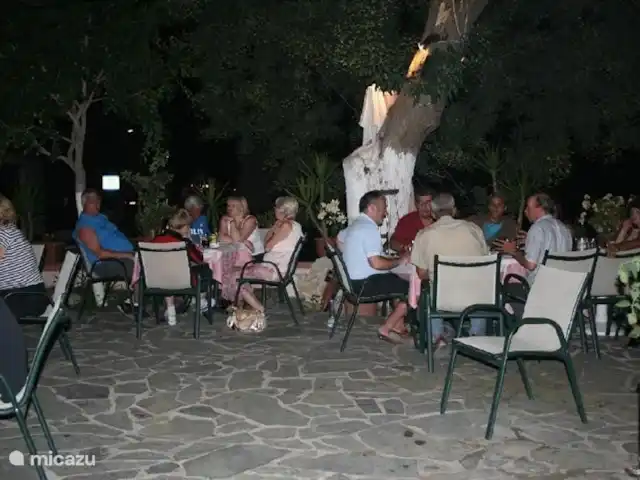 Villa Éléonore | Grèce, Crète, Prinès - villa Terrasse du restaurant du village. Très cosy pour manger sous les platanes. Musique live le samedi en été. Je suis moi-même à gauche avec le t-shirt rayé.