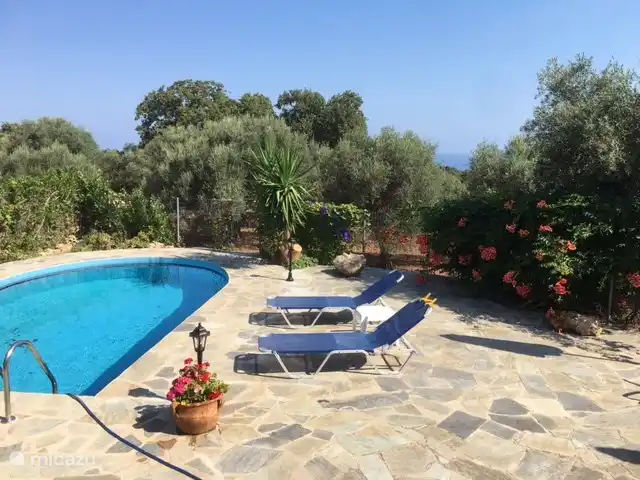 Villa Éléonore | Grèce, Crète, Prinès - villa Belle terrasse spacieuse avec 4 transats, 2 tables d'appoint, citronnier, barbecue etc.