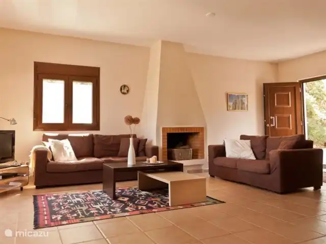 Villa Éléonore | Grèce, Crète, Prinès - villa Salon cosy avec cheminée, Smart TV écran plat, lecteur DVD, livrets d'information, plans... et vue sur la verdure et la mer !